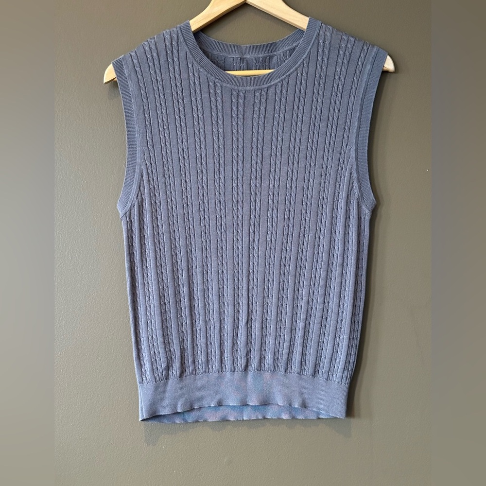 Sleeveless Cable Knit Vest in Gray